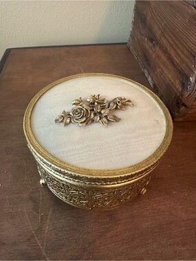 Vintage-Style Round Gold Jewelry Box